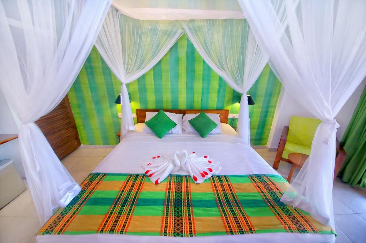 Rockside Beach Resort Bentota Kültér fotó