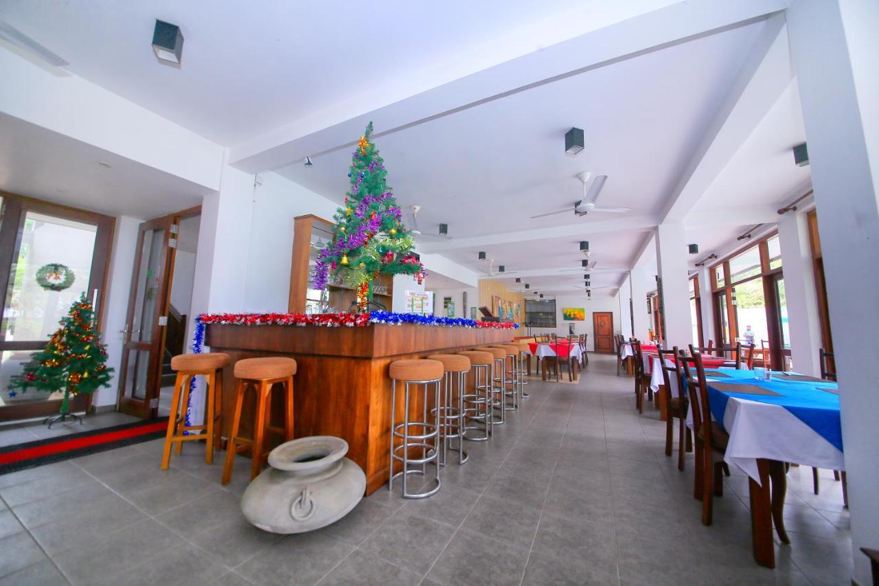 Rockside Beach Resort Bentota Kültér fotó